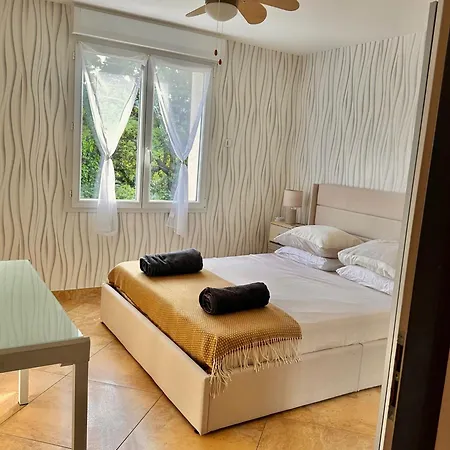 Monze Villa Carcassone