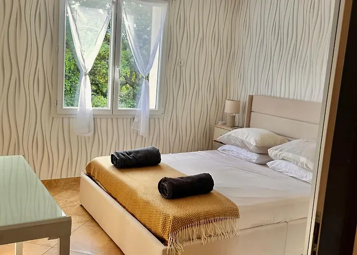 Monze Villa Carcassone